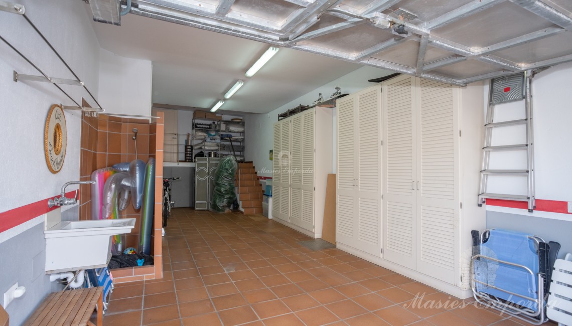 Entrada al garaje de la propiedad