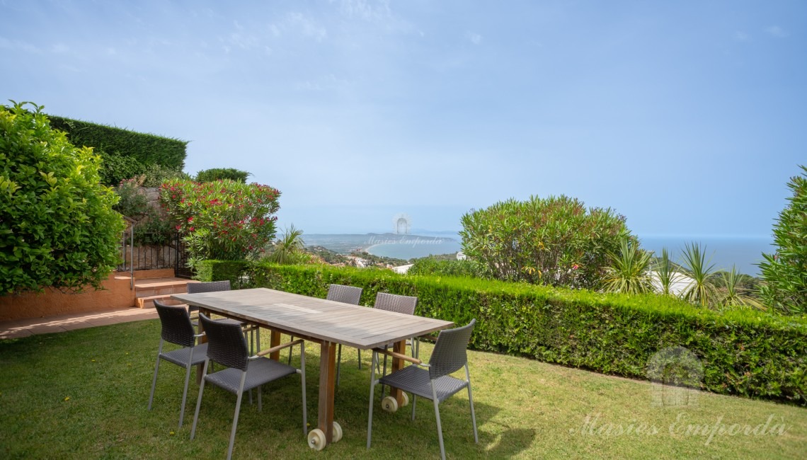 Vistes del jardí i de l'apartament planta baixa