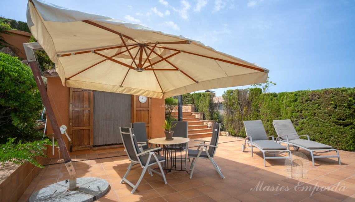 Terrassa de la piscina i bar