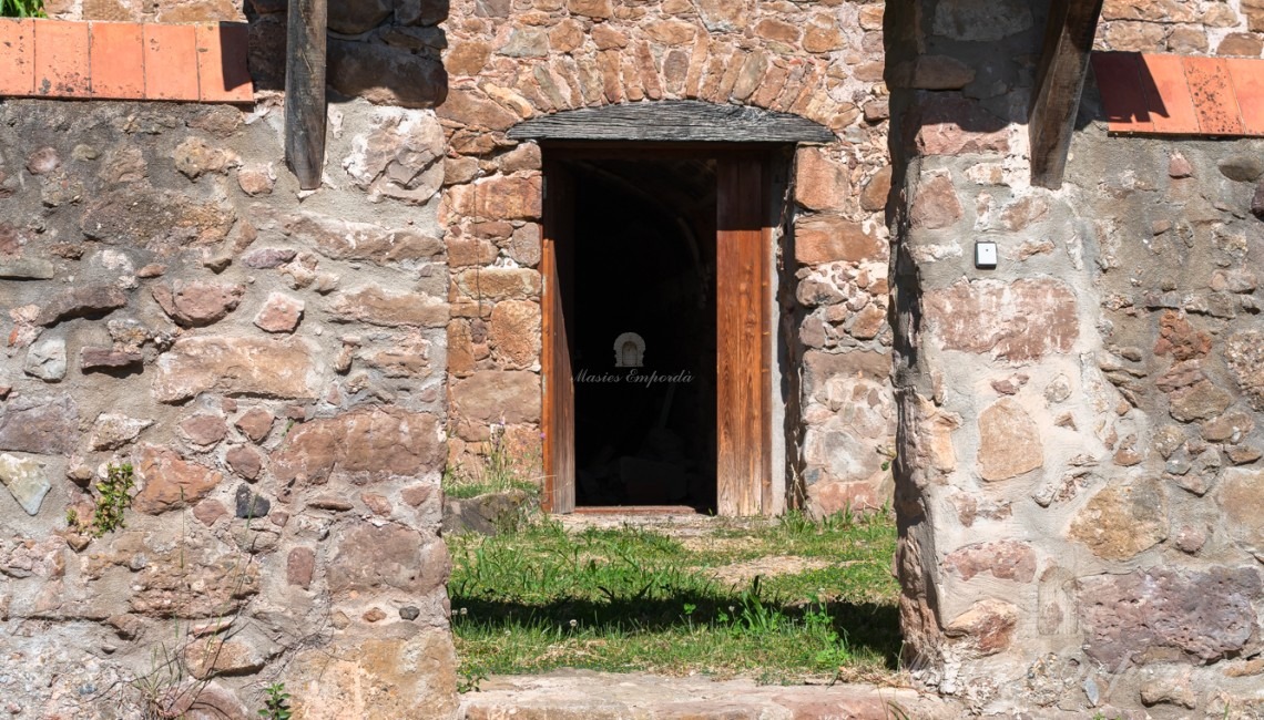Entrada recinte de la masia des de l'era.