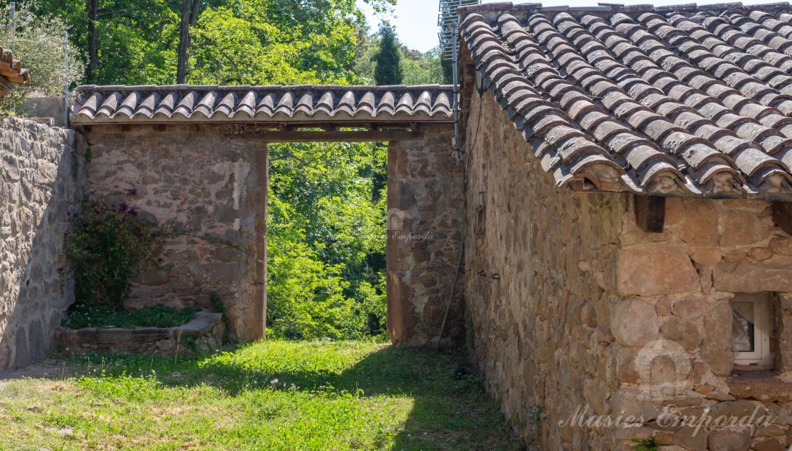 Entrada al recinte de la masia des del camí d'accés a la propietat