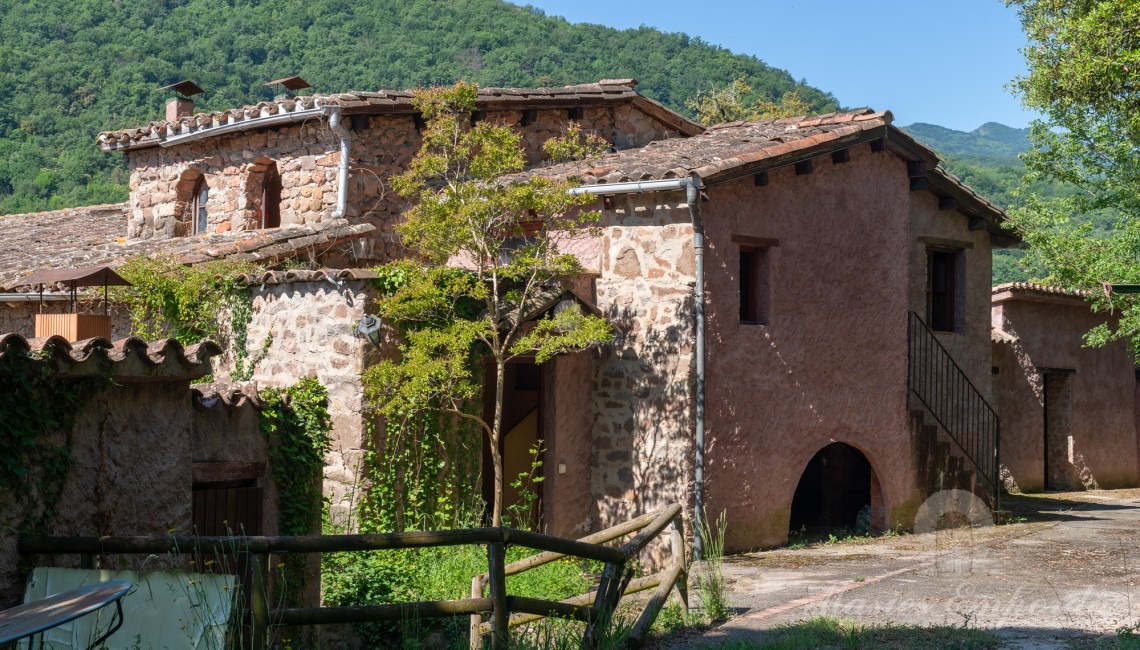 Vistes de la part lateral est de la masia
