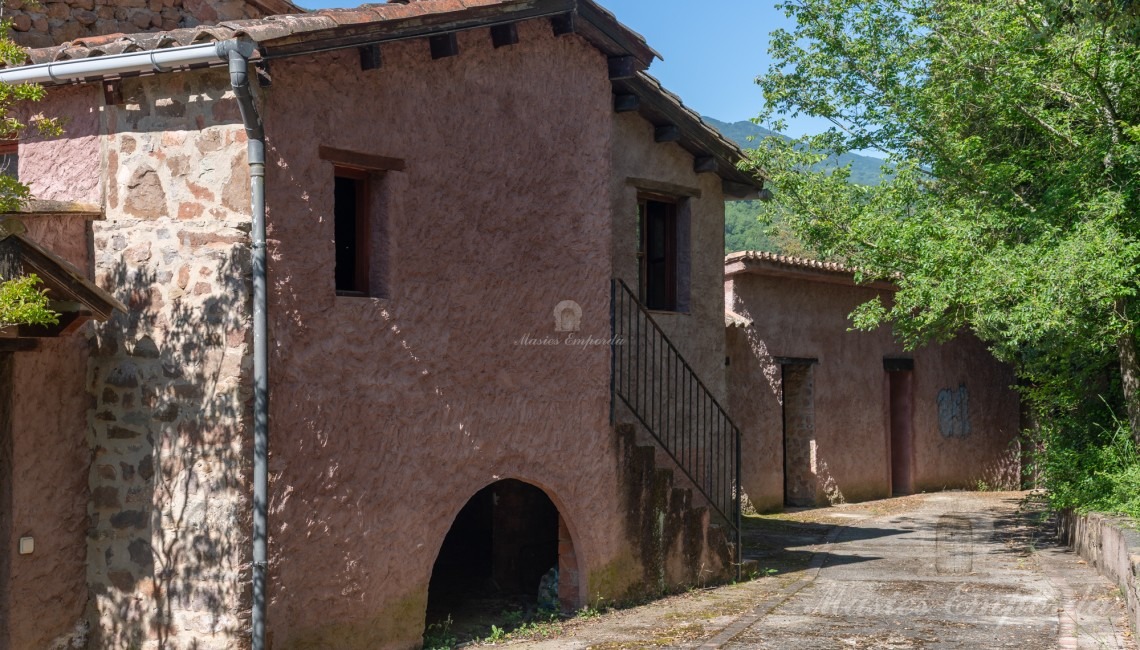 Vistes de la part lateral est de la masia