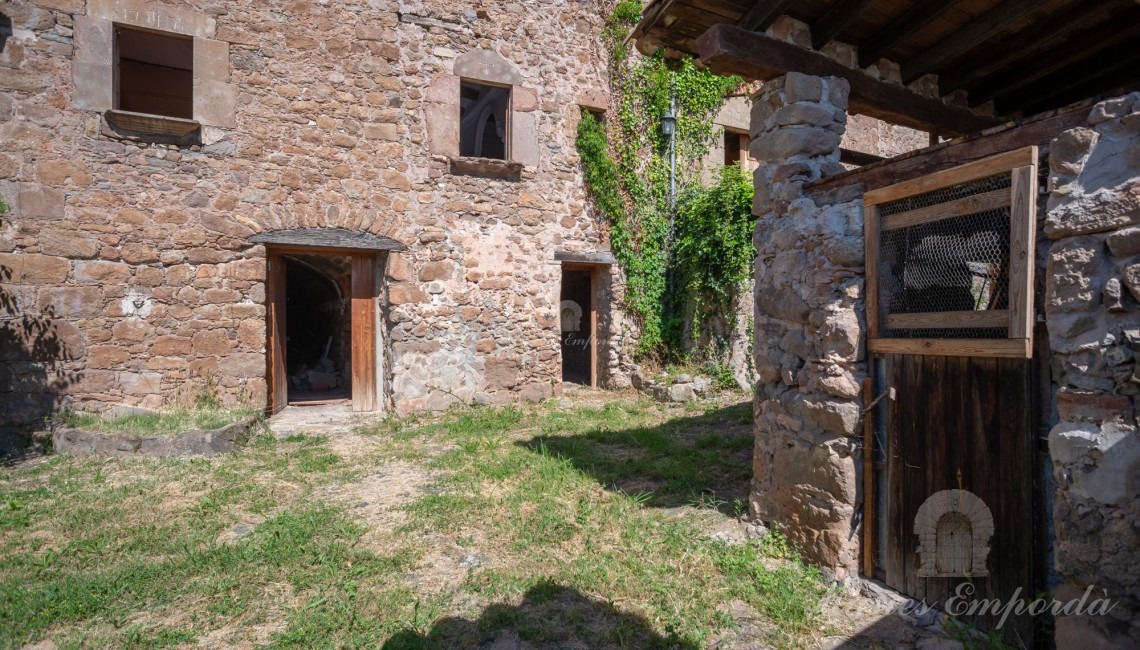 Vista de pati interior i de l'era de l'entrada a la masia