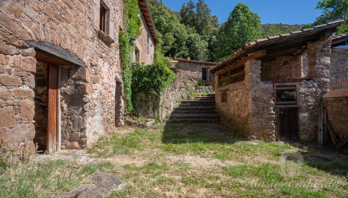 Vista de pati interior i de l'era de l'entrada a la masia