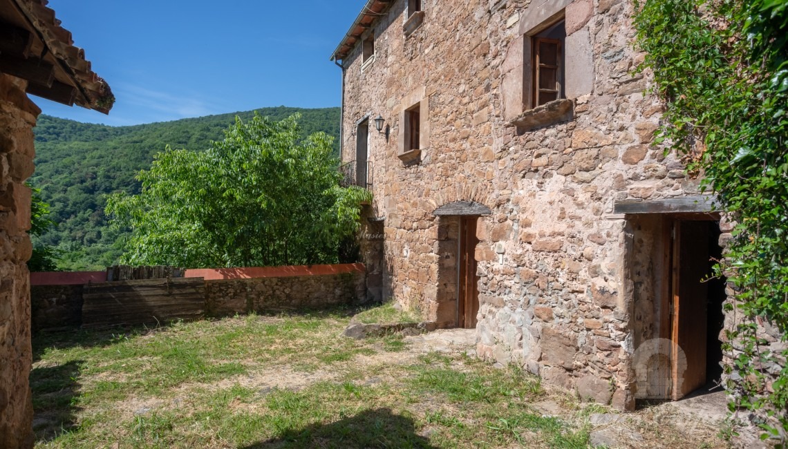 Vista de pati interior i de l'era de l'entrada a la masia