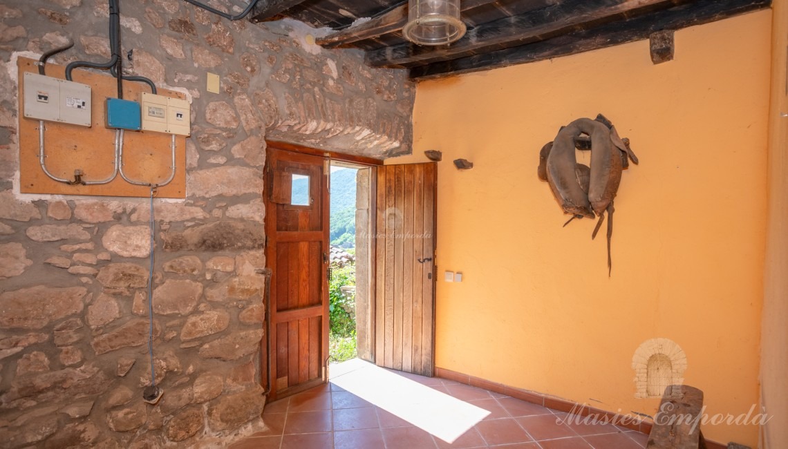 Entrada al distribuïdor de la masia