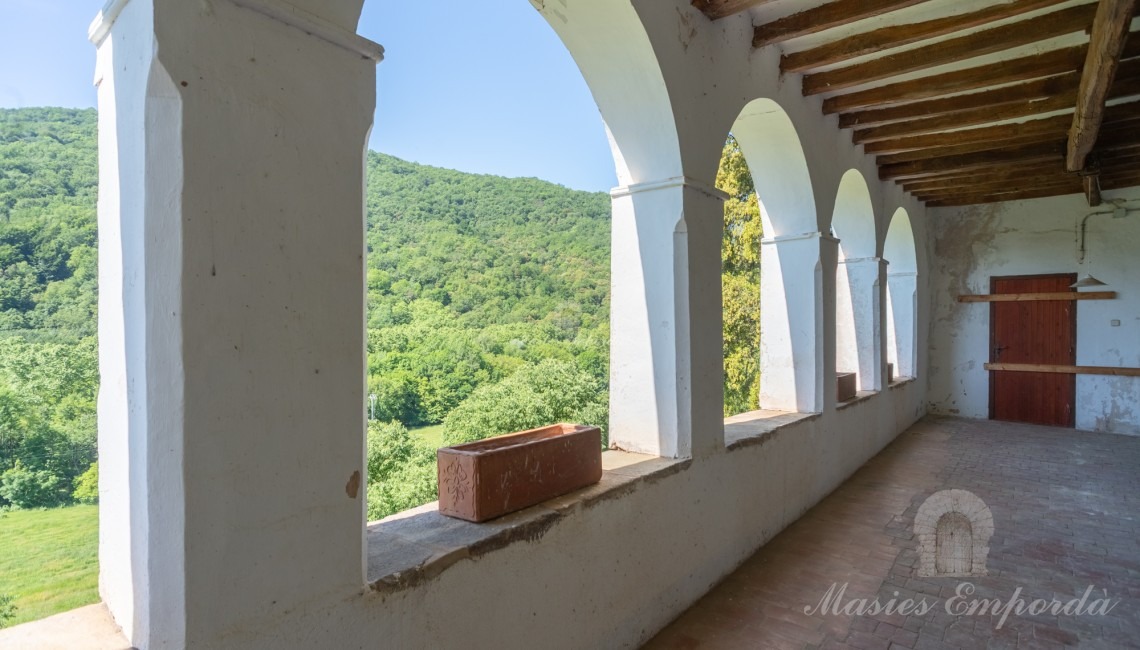 Terrassa arquejada amb vista a la vall