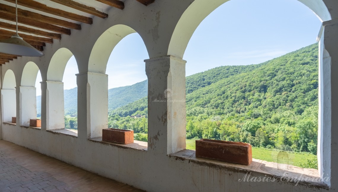 Terrassa arquejada amb vista a la vall