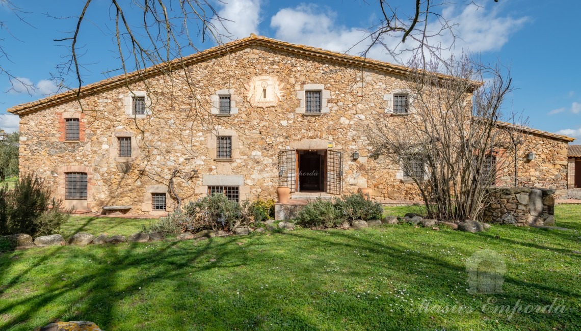 Vistes de la façana de la masia