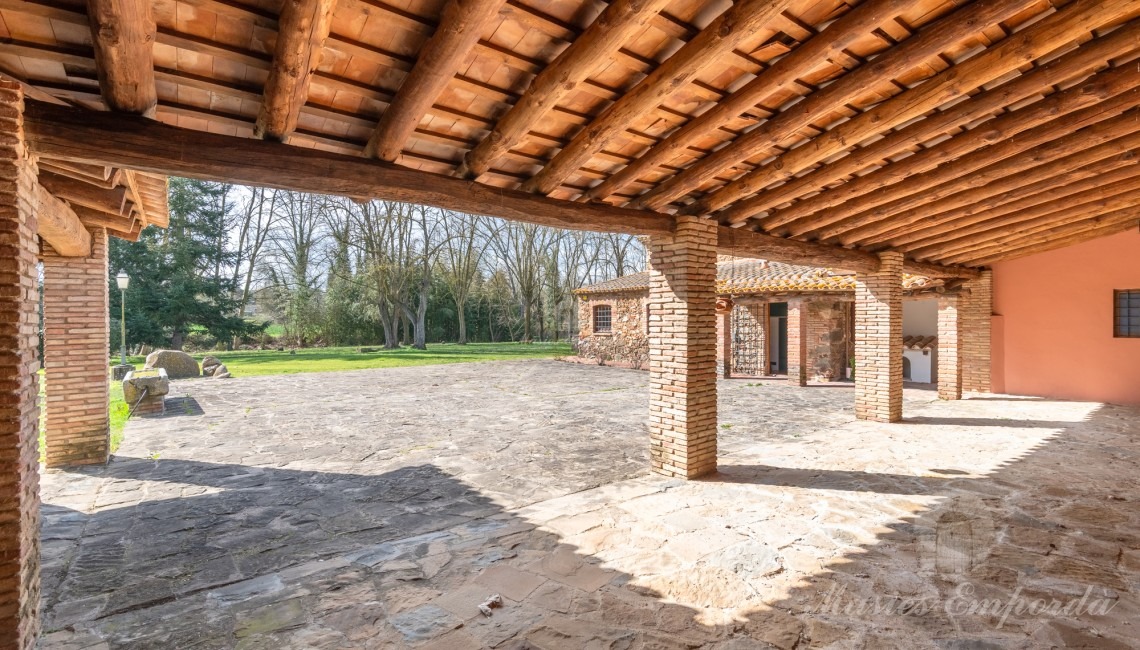 Vista des de l'interior de porxo adjunt a la masia