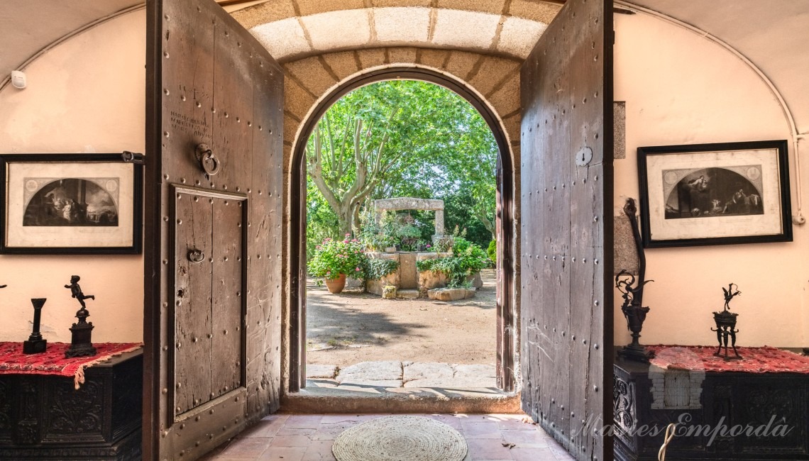 Porta d'entrada a la masia des de la part interior