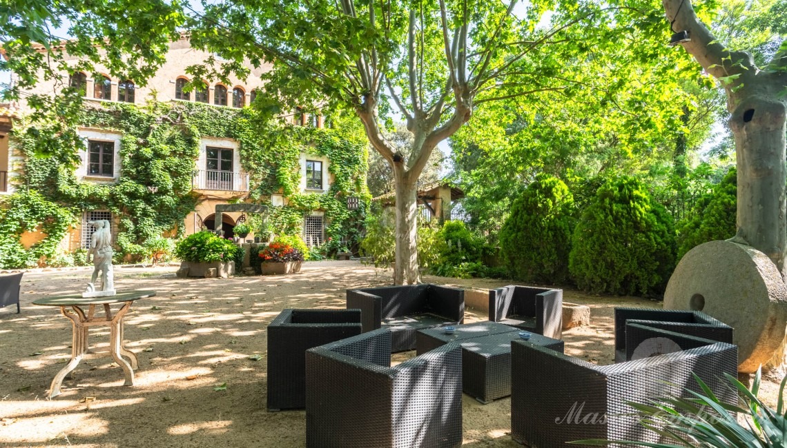 Façana de la masia i jardí