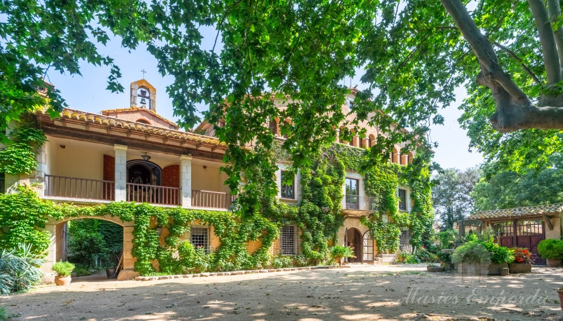 Façana de la masia i jardí