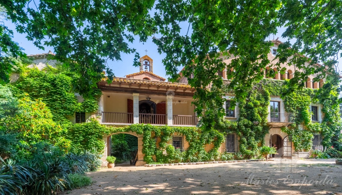 Façana de la masia i jardí