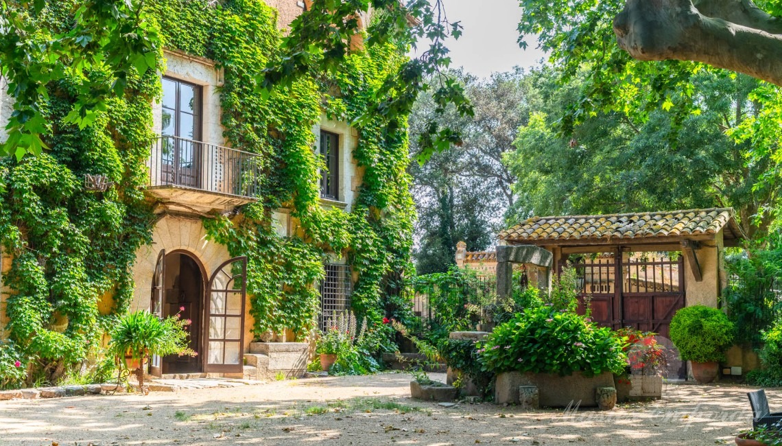 Façana de la masia i jardí