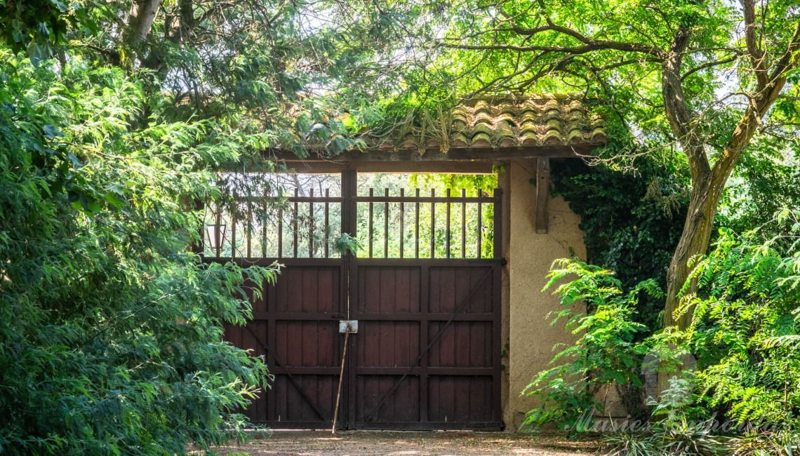 Porta lateral d'accés a la casa