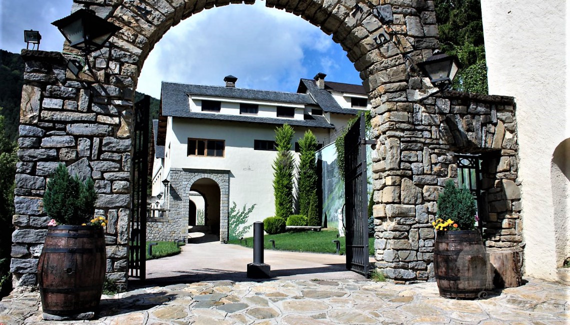 Entrada principal de la masía.