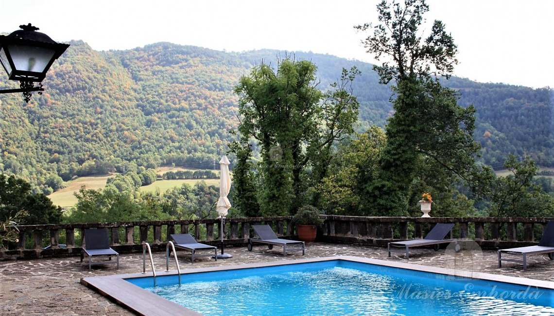 Detalle de la piscina con vistas panorámicas