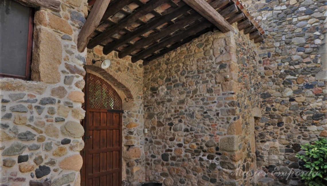 Detall del portal d'entrada pati interior de la masia