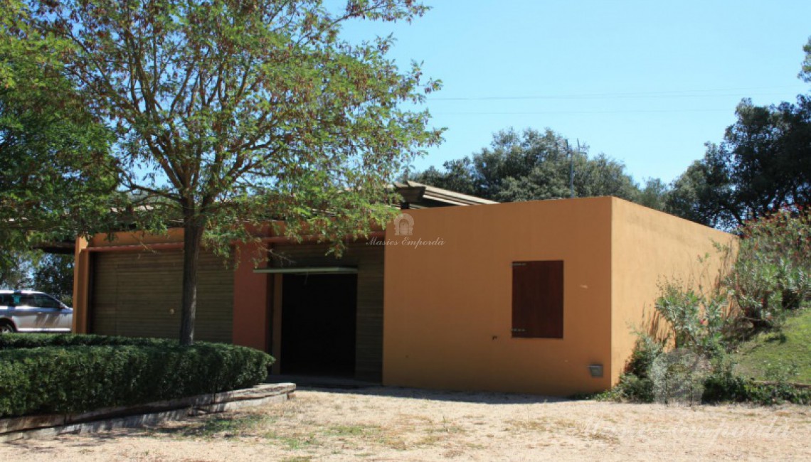 Anexo independiente de la casa garaje y pérgola 
