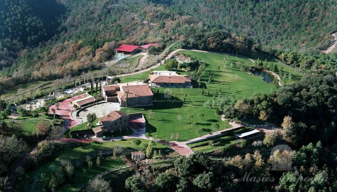 Espectaculares vista aéreas de la Masía datada en el siglo XII situada en la comarca del Bages  