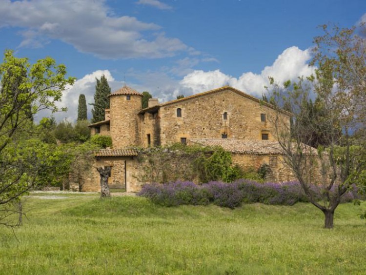 Vista del conjunto arquitectónico de la masía y sus construcciones anexas en el Baix Empordà