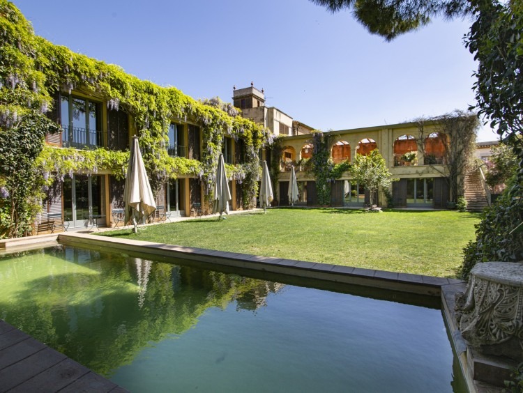 Vistes de jardí i piscina de la casa