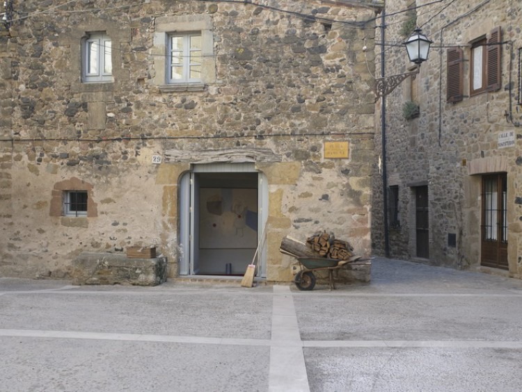 Fachada de la casa con entrada con dintel de piedra. 