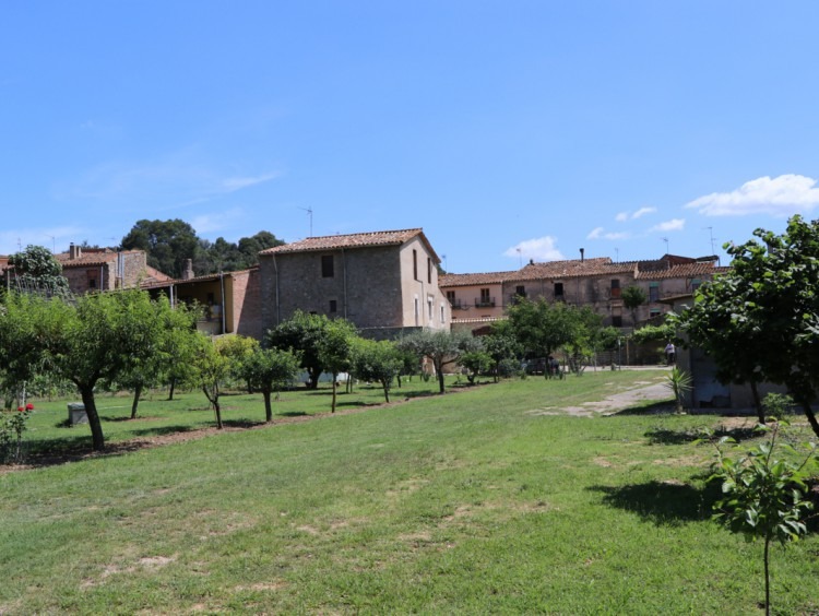 Vista de la masía y la parcela