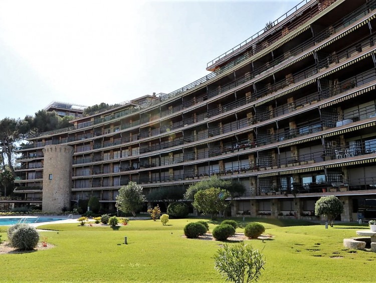 Vistas del edificio y de las zonas comunes con piscina y jardín. 