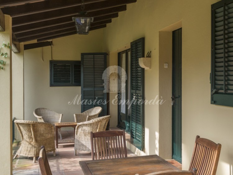 Terraza porchada de uno de los apartamentos 