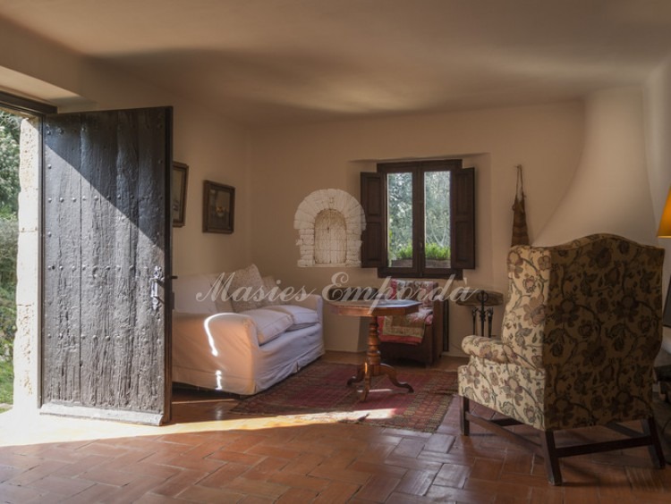 Detalle de unos de los salones de las habitaciones de la masía con salida directa al jardín 