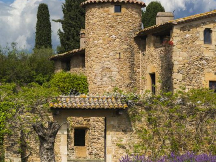 Detalle de la entrada de la masía con torre circular de defensa que la preside 