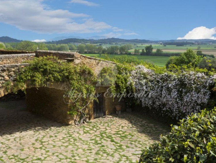  Vista del puente arcado de piedra que soporta terrada desde la perspectiva inversa a la entrada a la masía con espectaculares vistas a los campos de la propiedad y del Baix Empordà 
