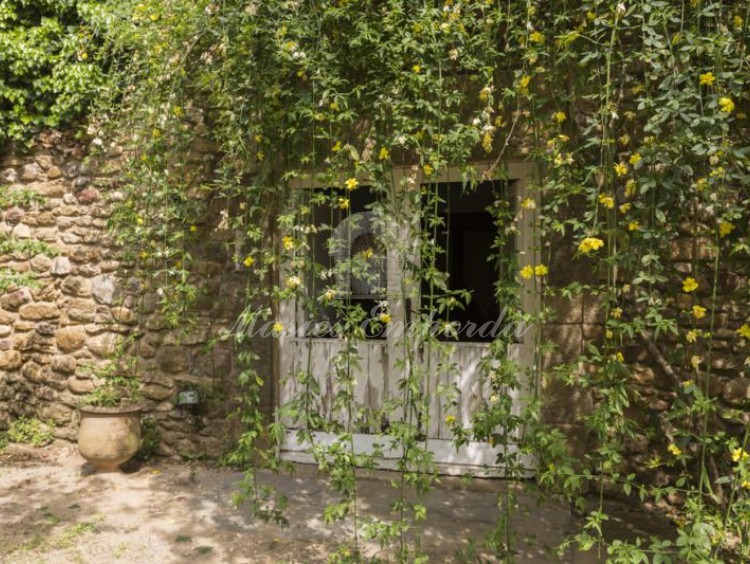 Entrada a la casa de invitados de la masía 