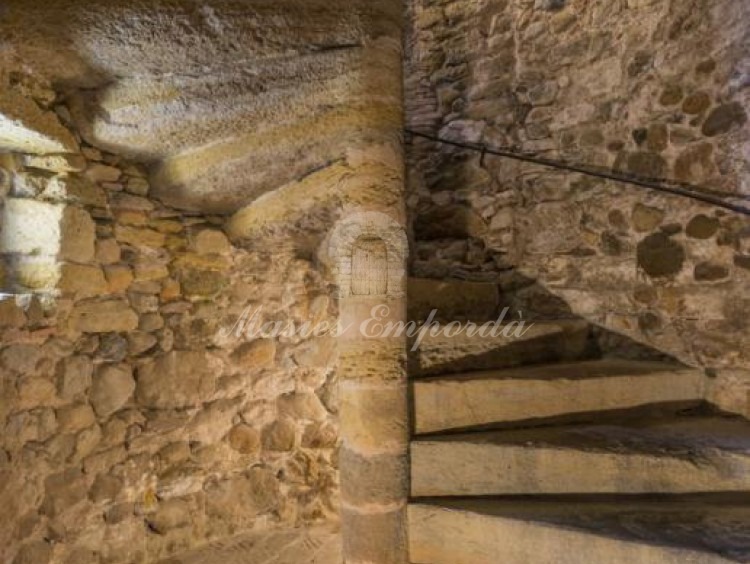 Espectacular esclarea en piedra dentro de la torre circular de la masía que da acceso a las diferentes plantas de la casa 