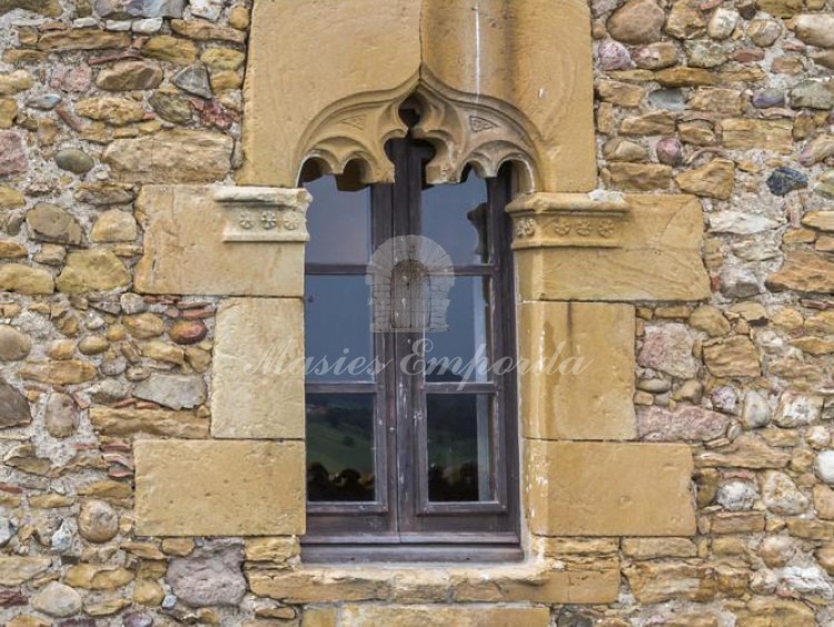 Detalle de ventanal con dintel gótico 