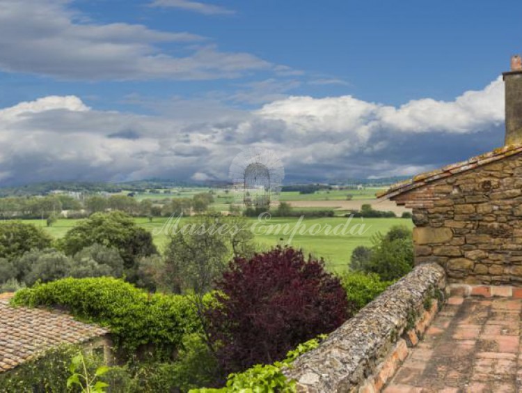 Vista de parte de los campos de la propiedad con nubes típicas de Baix Empordà a finales del verano mediterráneo 