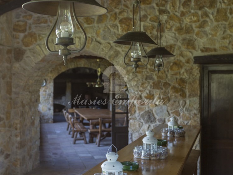 Barra de bar de porxo amb coberta a dues aigües i bigues vistes de fusta