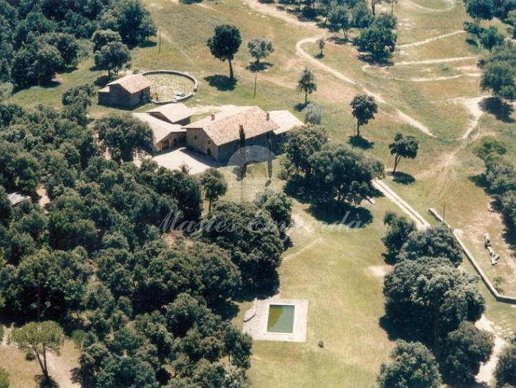 Vista aerea del conjunto constructivo de la Masía rodeada del jardín 