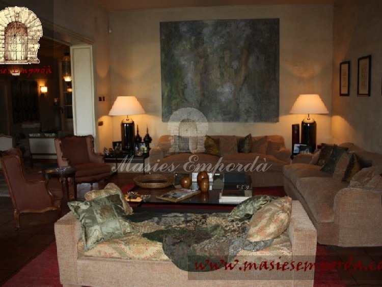Vista desde otro ángulo del salón principal de la casa donde se aprecian el conjunto de los sofás que la decoran 