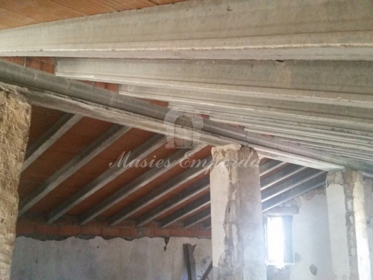 Detalles de construcción de cubierta de la buhardilla de la masía 