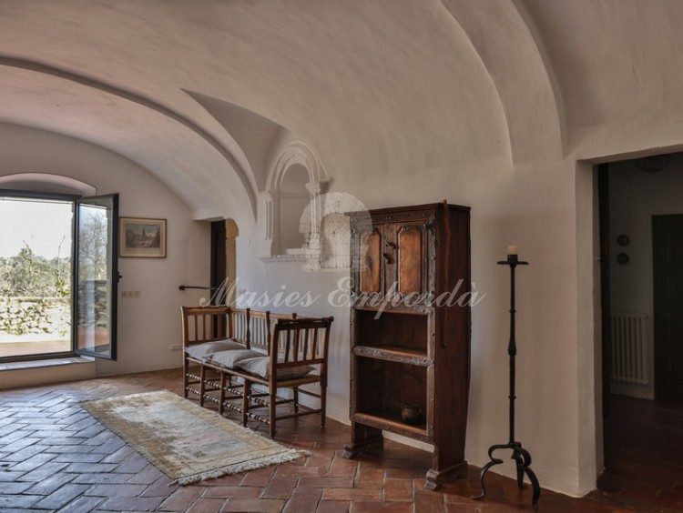 Distribuidor de la casa con salida a terraza con vistas la propiedad