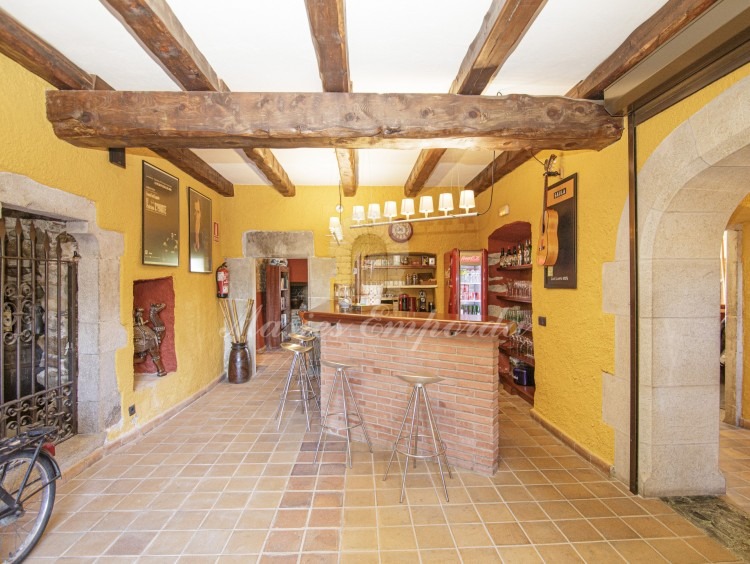 Bar de la planta baixa darrere de l'entrada principal a la masia