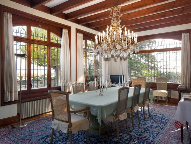 Vista del gran comedor principal de la casa con vistas al jardín 