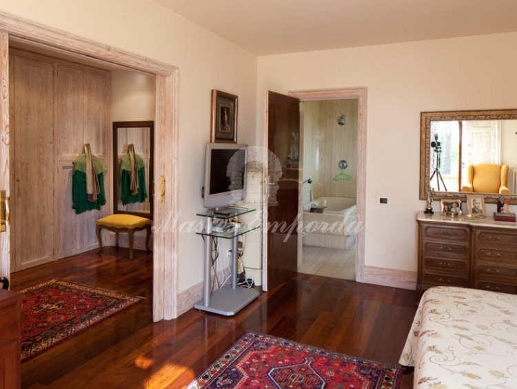 Vista general de la suite principal, vestido y baño