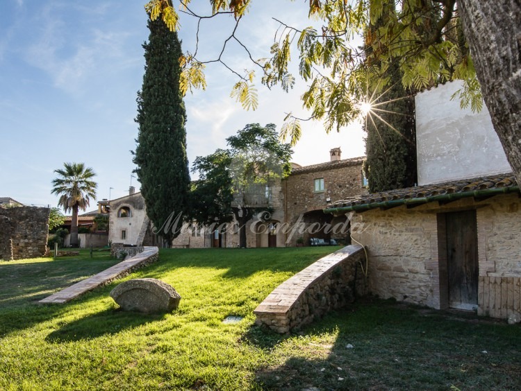Vista de la façana i construccions auxiliars de la propietat