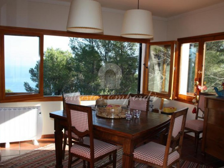 Comedor de diario junto a la cocina con vistas al mar