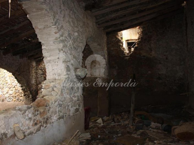 Interior de las cuadras con arco de medio punto